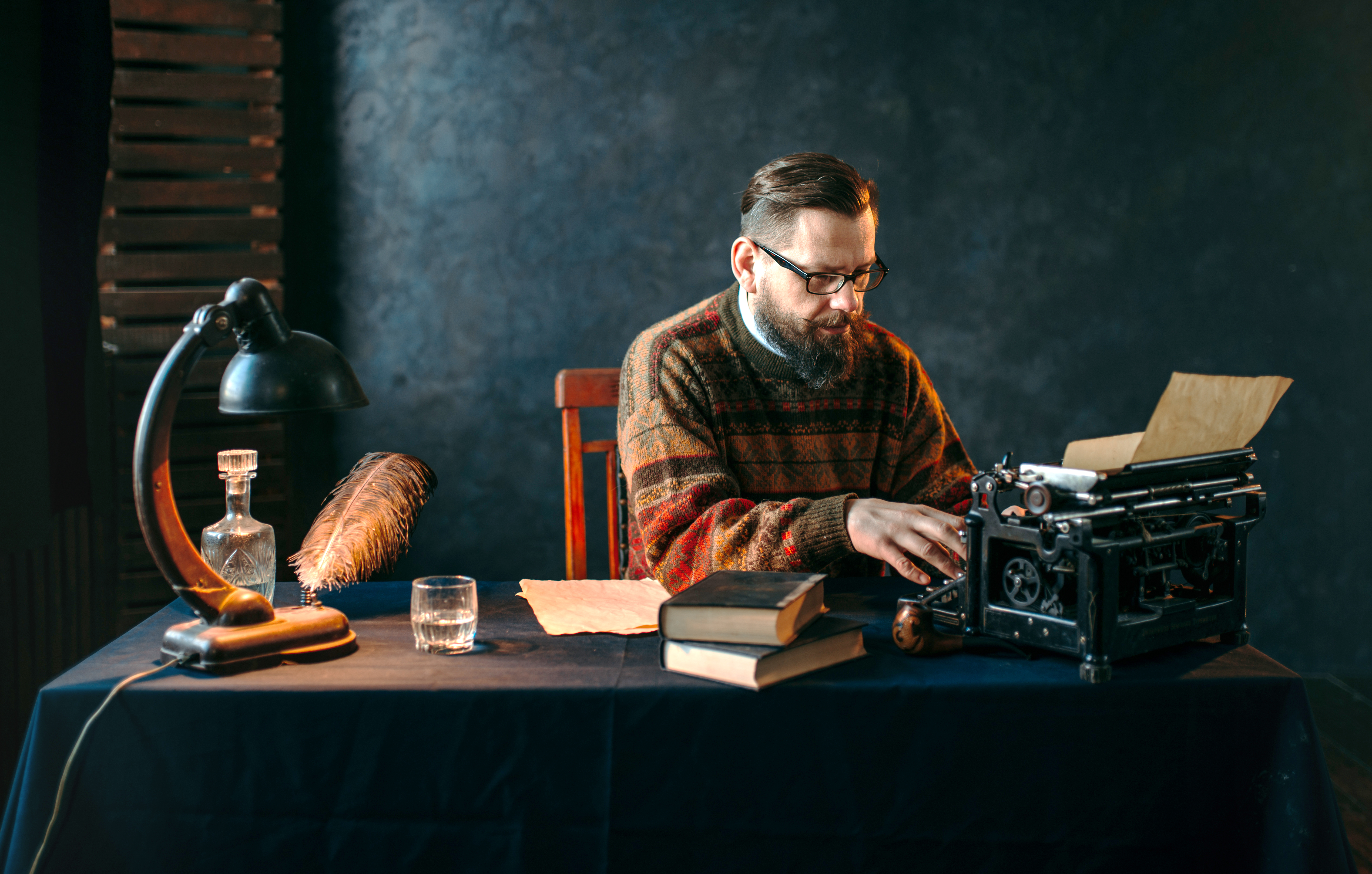 Писатель работающий в жанре. Бородатый писатель. Писатели с бородой. Писатель за столом картина. Фото писателей в очках.
